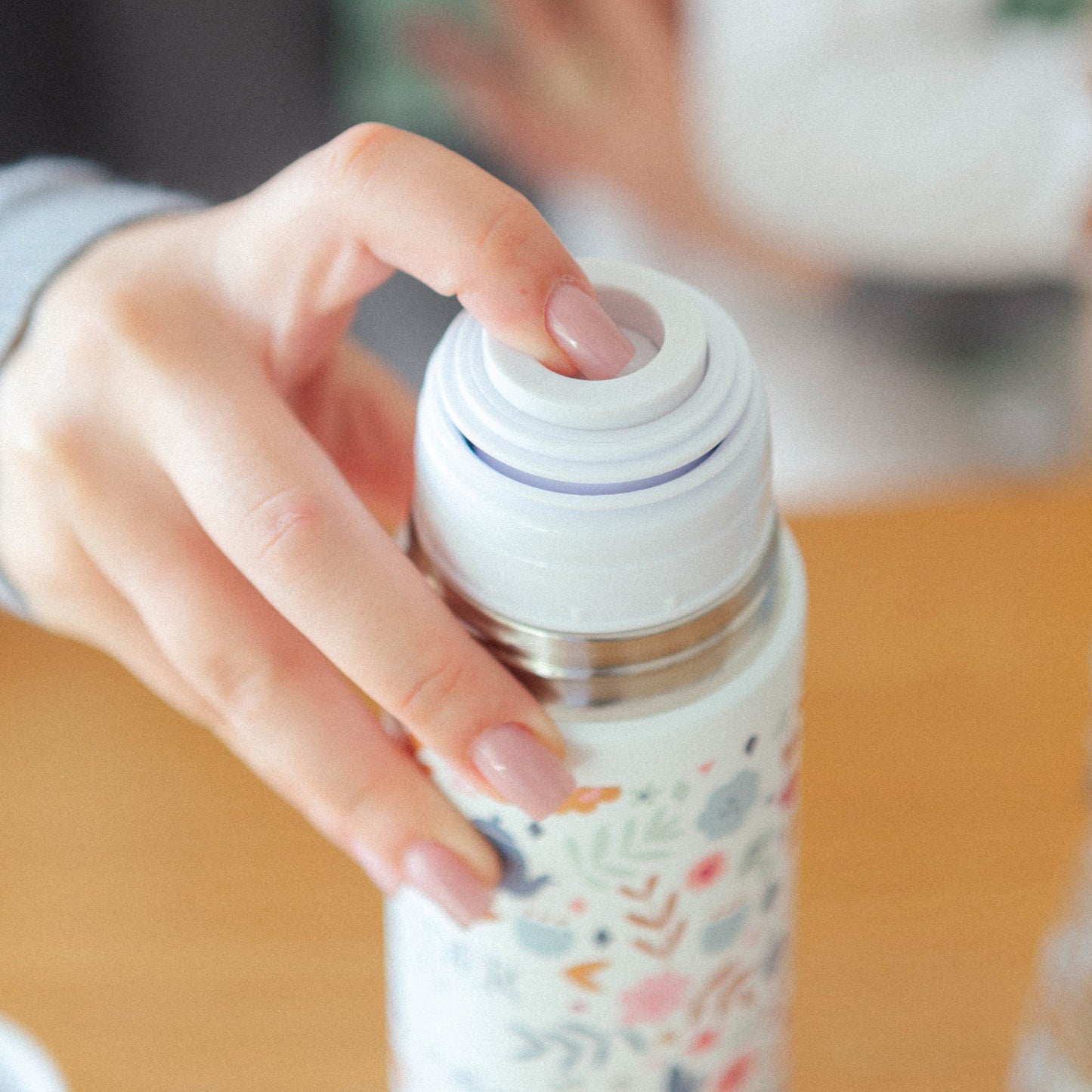 Suavinex Baby Thermos for Carrying Babys Feedings Hot & Cold Beverages Maintain Temperature for Hours Hermetic Seal & Push-Button Closure 0M+ 500ml,Liberty