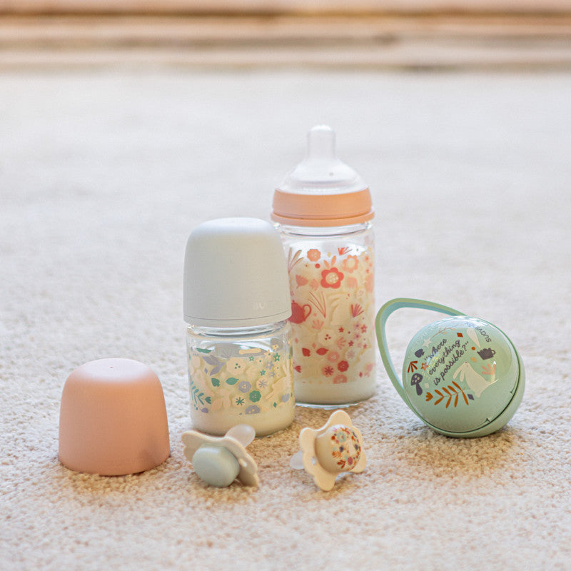 Suavinex Glass Baby Feeding Bottle with Medium Flow Physiological Nipple Teat, Mimics Natural Breastfeeding Experience, +3 Months 240ml - Blue