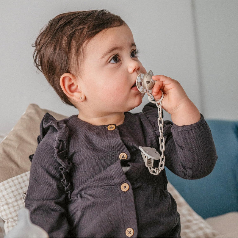 Suavinex, Pacifier Clip, Cadena Chupete Bebé, Sujeta - Clip con Pinza, Placa con Forma de Osito. Para Bebés +0 Meses, Apto Recién Nacido, Wild&Free Beige